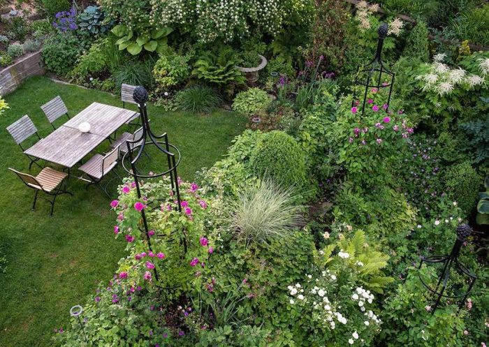 Making a Mark with Metal Garden Obelisks. Galvanised & powder coated.