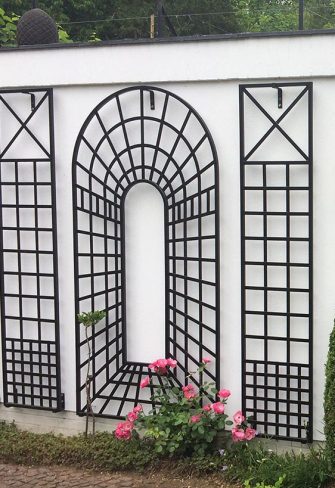 The Croome Espalier Trellis by Classic Garden Elements, with the central Trompe-l’œil Perspective Trellis Panel