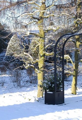 Freestanding Brighton rose arch with Versailles planters in the district teaching garden in Steinfurt