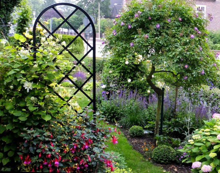 Flat shape Beekman Garden Obelisk. Galvanised & powder coated steel.