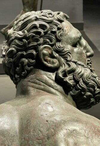 Boxer at Rest – Intricacies of Hair Curls (Capilli) © Classic Garden Elements